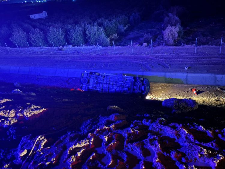 Servis minib�s� u�urumdan yuvarland�: 13 yaral�