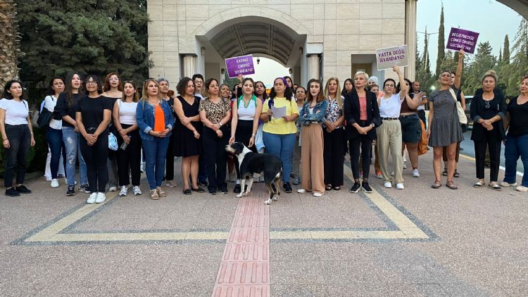 Kadnlar, erkek iddetini niversitede protesto etti