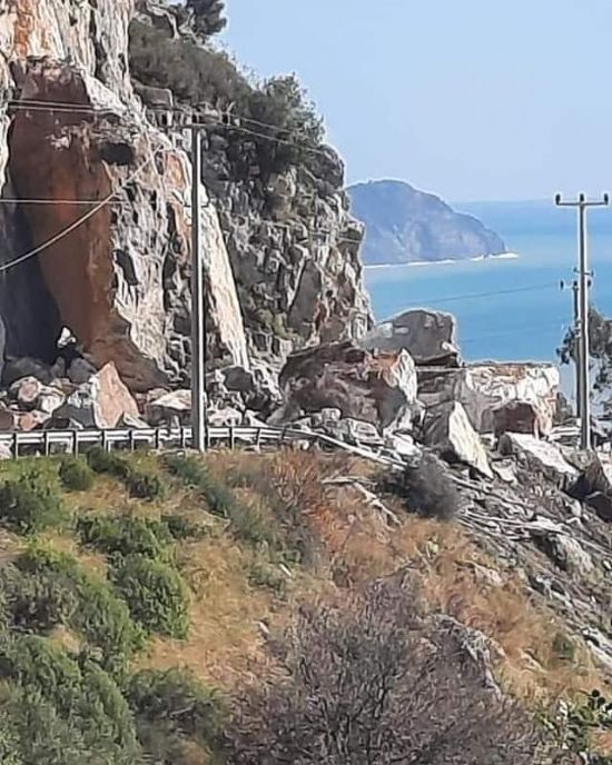 Mersin-Antalya yolu heyelan  nedeniyle ulama kapand