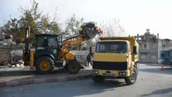 Tarsus’ta çöp evden 10 kamyon evsel atık ve hurda malzeme çıkartıldı