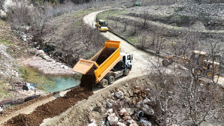 Bah�e yollar� yenileniyor