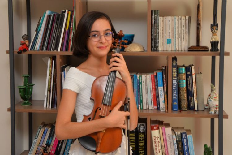 La�in Akyol, m�zikle an�lacak