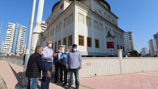 Bakan Tarhan cami inaatn gezdi