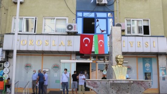 Toroslar Belediyesi’nden Azerbaycan’a bayrakl destek