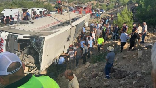 Mutta askerleri tayan otobs devrildi: 4 ehit, 27 yaral