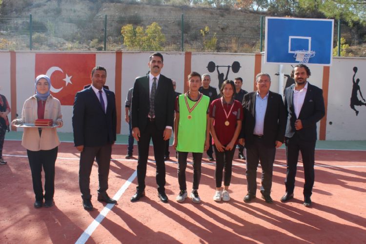 Anadolu Lisesi spor sahas yenilendi
