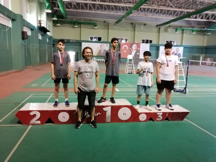 Badmintonda ampiyonlar dllendirildi