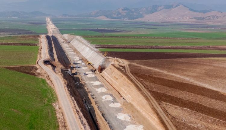 Mersin h�zl� treni bekliyor