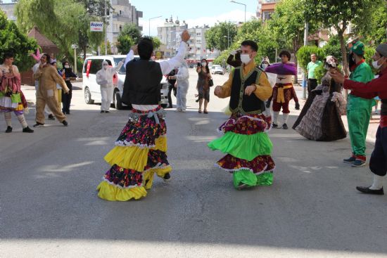 Bu mahalle bayram bayram tadnda kutlad