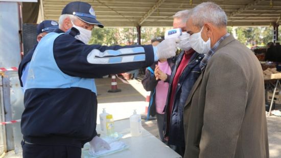 Erdemli’deki pazar yerlerinde vatandalara cretsiz maske datld