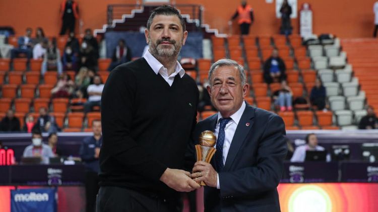 Basketbol l temsilcisi Osman Denizer veda etti