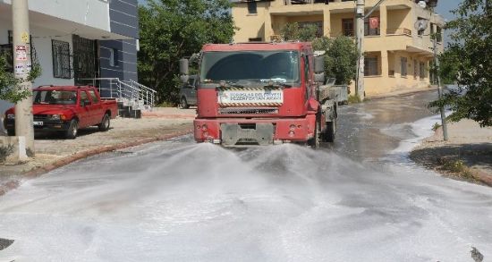 Toroslar Belediyesi, sokaklar ykayarak dezenfekte ediyor 