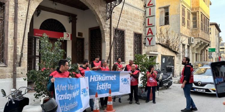 Kzlay protesto eden SOL Parti yeleri evlerinden gzaltna alnd