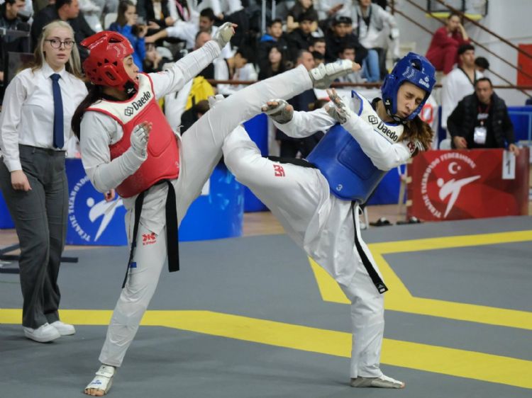 Taekwondocular�m�z madalyalar� toplad�