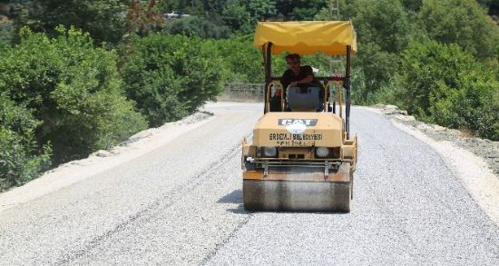 Erdemli’de asfalt almalar devam ediyor 