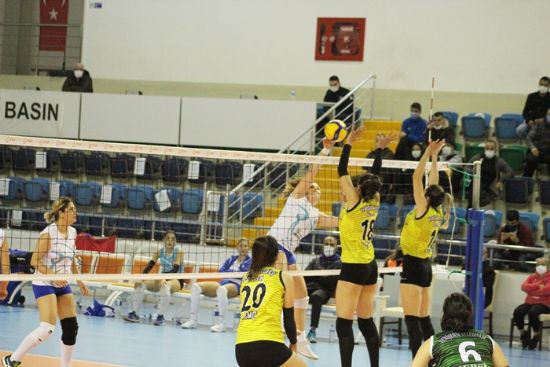 Voleybolda ilk yar tamamlanyor