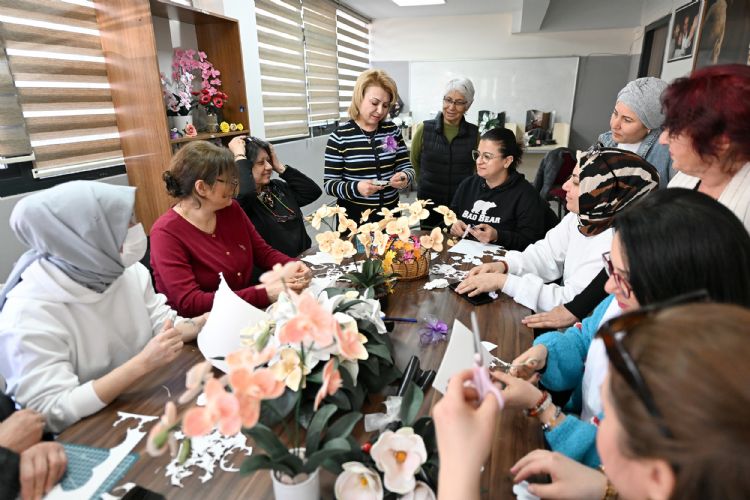 Yapay �i�ek yap�m� kursuyla el becerisi gelire d�n���yor