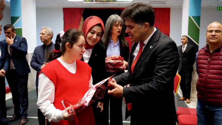 Okulun ilk g�n�, ��rencilerle g�n�l k�pr�s� kuruldu