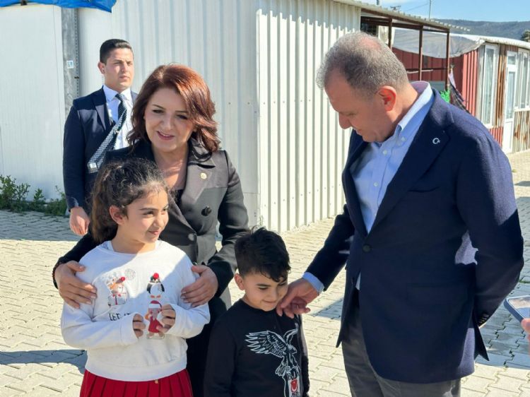 �Deprem b�lgesinde enkaz� CHP�li belediyeler kald�r�yor�