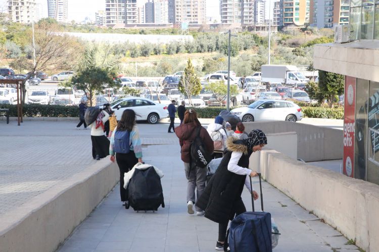 renciler, malzemelerini brakp gidiyor