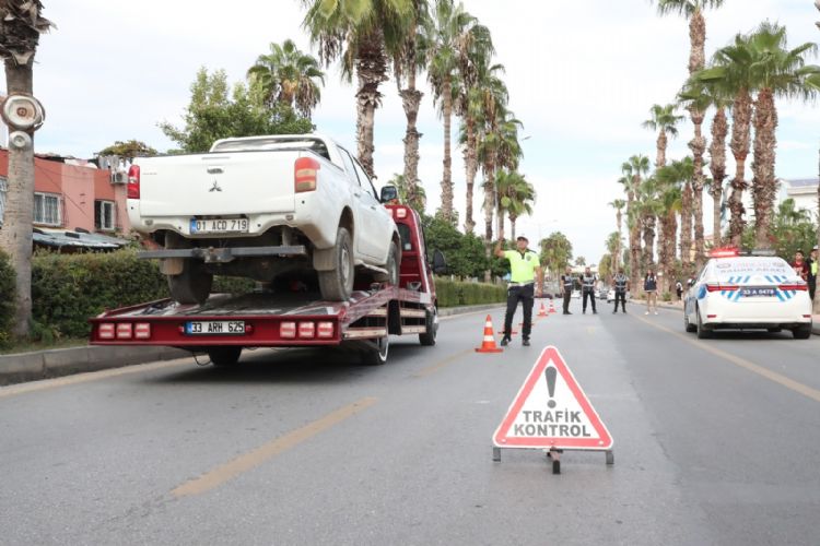 Mersin polisi okul nlerinde<br> ’ku uurtmuyor’