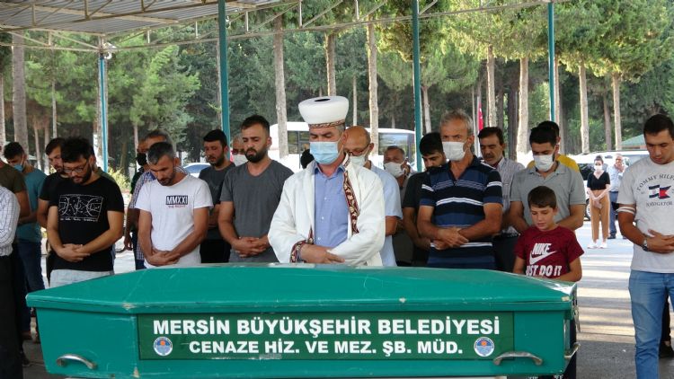 Eski ei tarafndan ldrlen kadn ile annesi Mersin’de topraa verildi