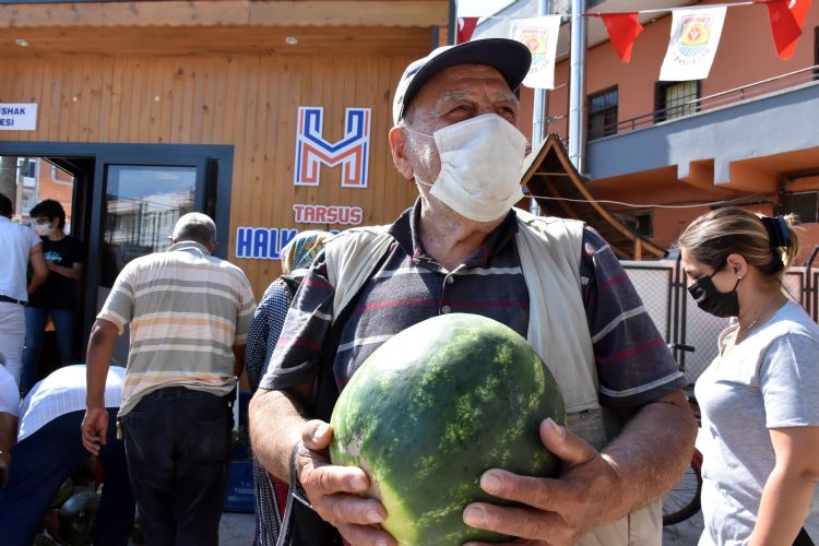 Tarsus Belediyesi, iftiden ald 10 ton karpuzu halka datt