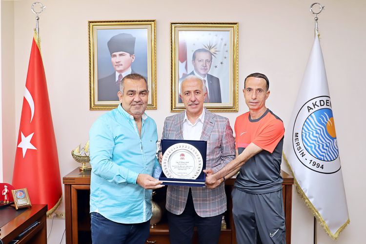 TFAD’dan Bakan Gltak’a plaket