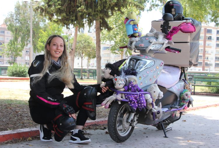 Kadn kurye, renkli motosikletiyle trafikte ilgi oda oldu