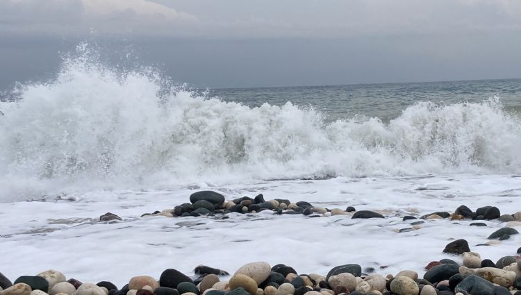 Akdeniz’de frtna dev dalgalara neden oldu