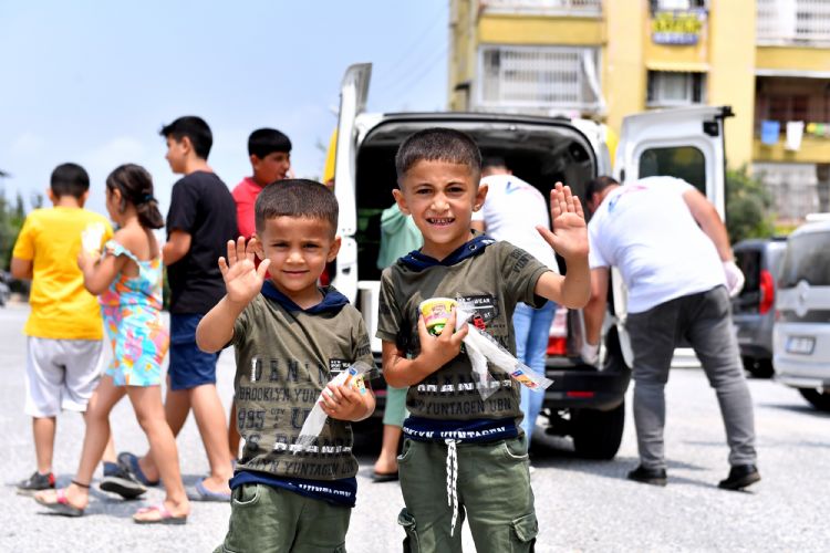 Belediyeden ocuklara bayram dondurmas