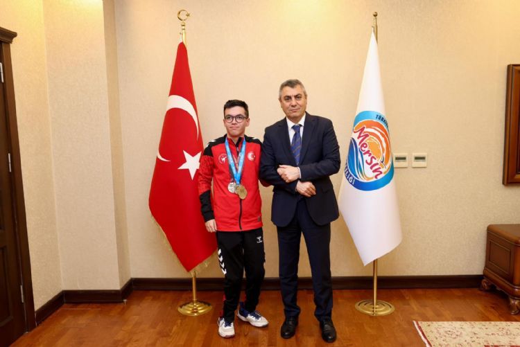 Vali Toros �ampiyon taekvondocuyu a��rlad�