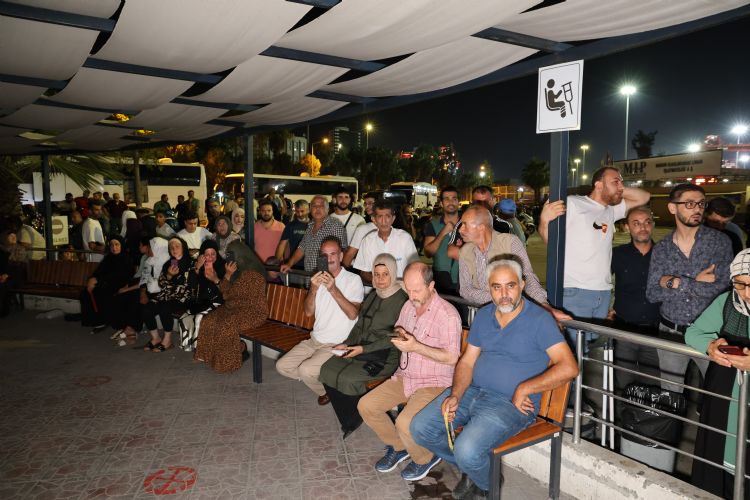 Lbnan’dan tahliye edilen Trk vatandalar Mersin’de alklarla karland  