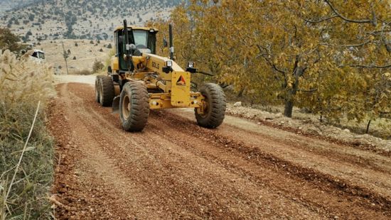 Mut’ta mahalleleri balayan yollar onarlyor