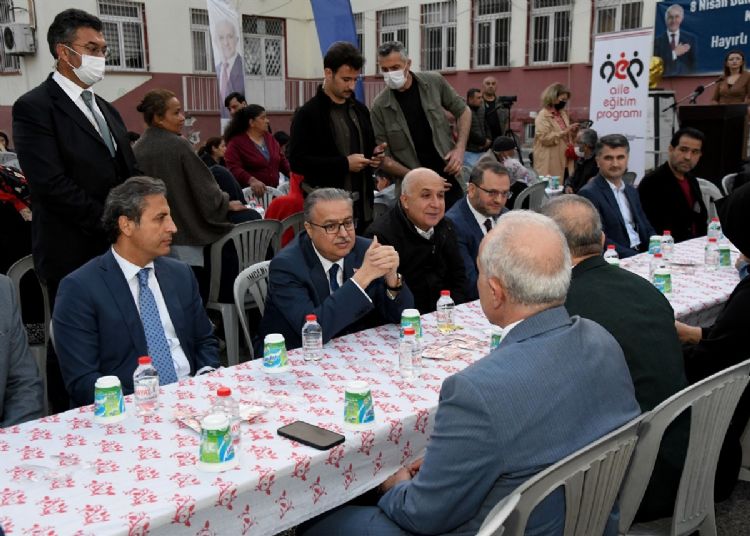 Vali Su, Roman vatandalarla iftarda bulutu