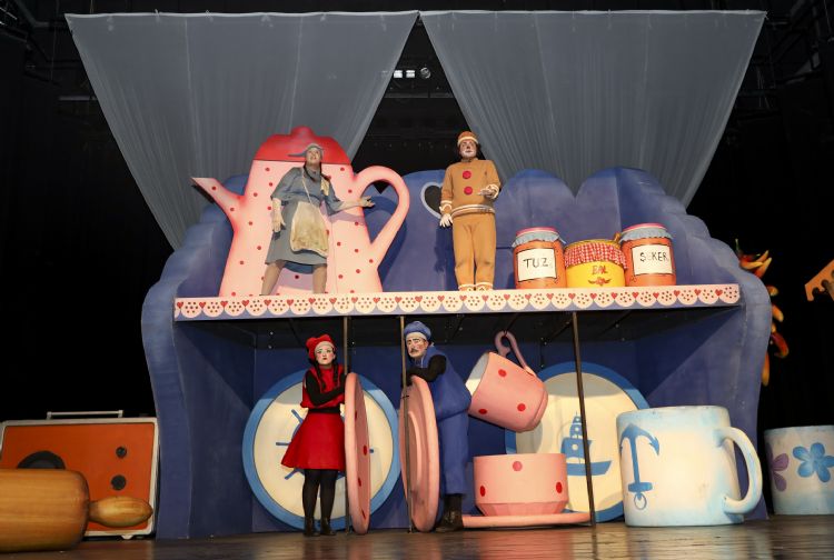 Tiyatro ile �ocuklar�n d�nyas� rengarenk oluyor