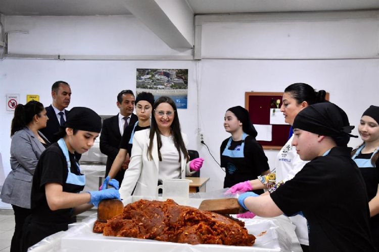 Cezerye �retim at�lyesinde samimi bulu�ma