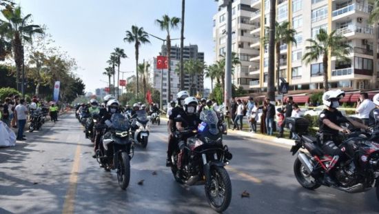 Polis motosiklet tutkunlaryla ehir turu att