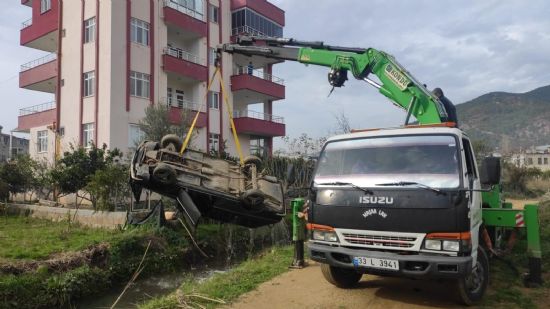 Otomobil su kanalna dt, baba ile kz yaraland