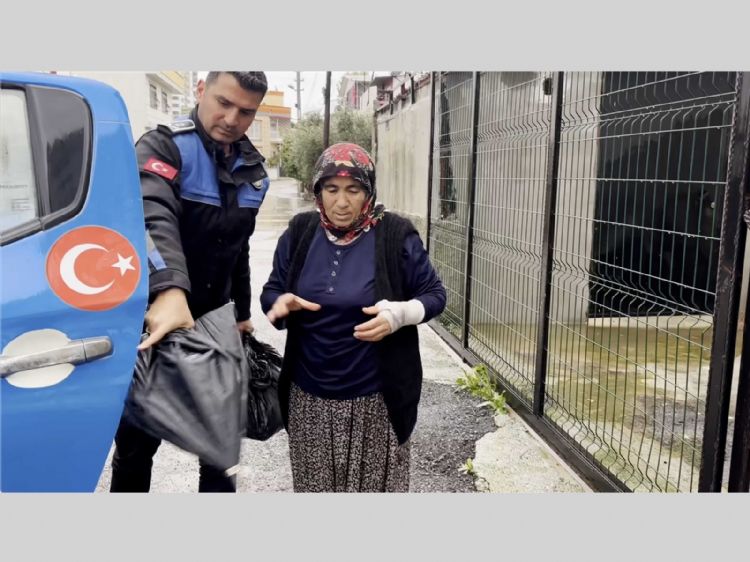 Zab�ta ekipleri sel uyar�s�nda vatanda��n yard�m�na ko�tu