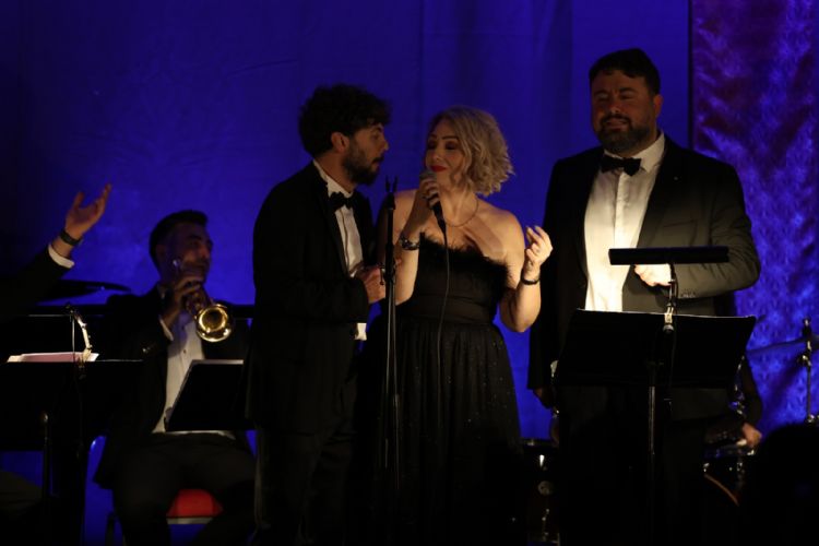 Opera sahnesinde caz r�zg�r� esecek