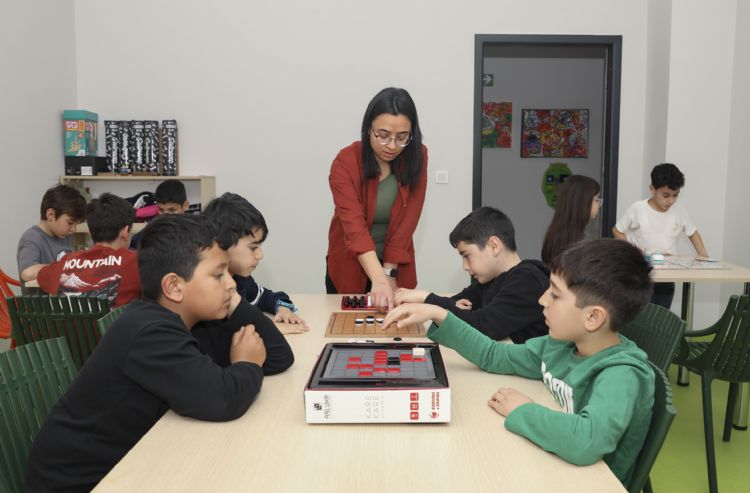 �ocuklar hem e�leniyor hem �retiyor