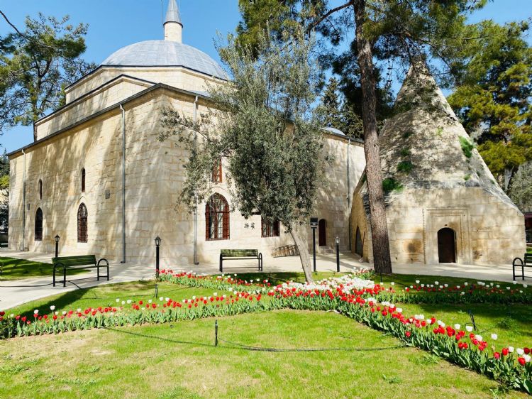 Laal Paa Camii evresi dzenlendi