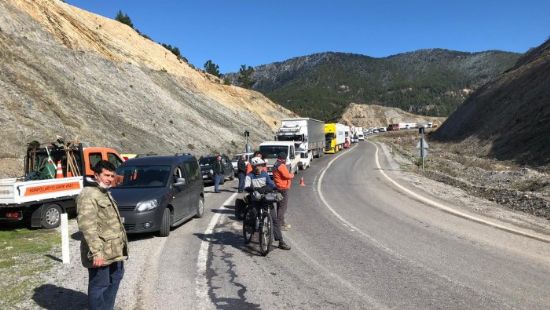 Devrilen trn dorsesi yolu trafie kapatt