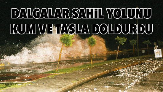 Dalgalar sahil yolunu kum ve tala doldurdu