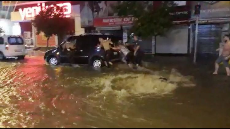 Mersin’de iddetli saanak ya etkili oldu