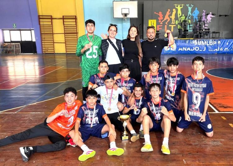 �EH�T SOYDAN ORTAOKULU FUTSALDA �AMP�YON