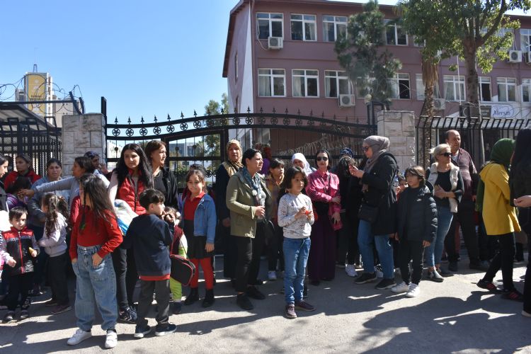 lkokul rencilerini hasarl binaya tadlar