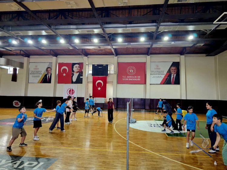 Genler badminton ile buluuyor
