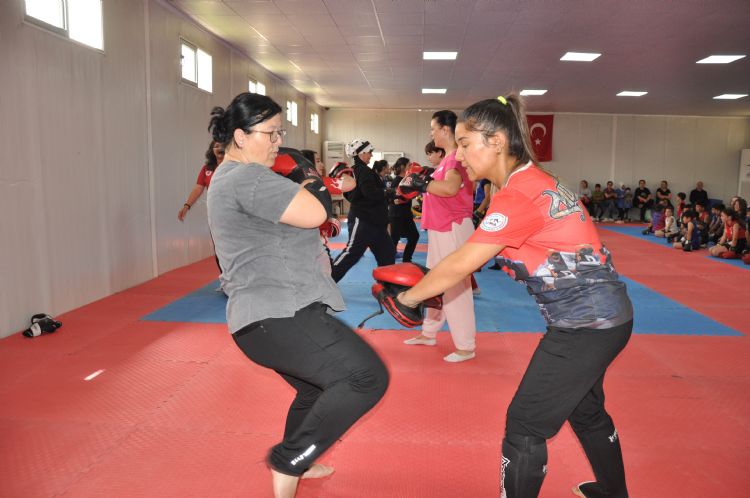 Dnya ampiyonu Muay Thai sporcular anneleriyle msabakalara hazrlanyor